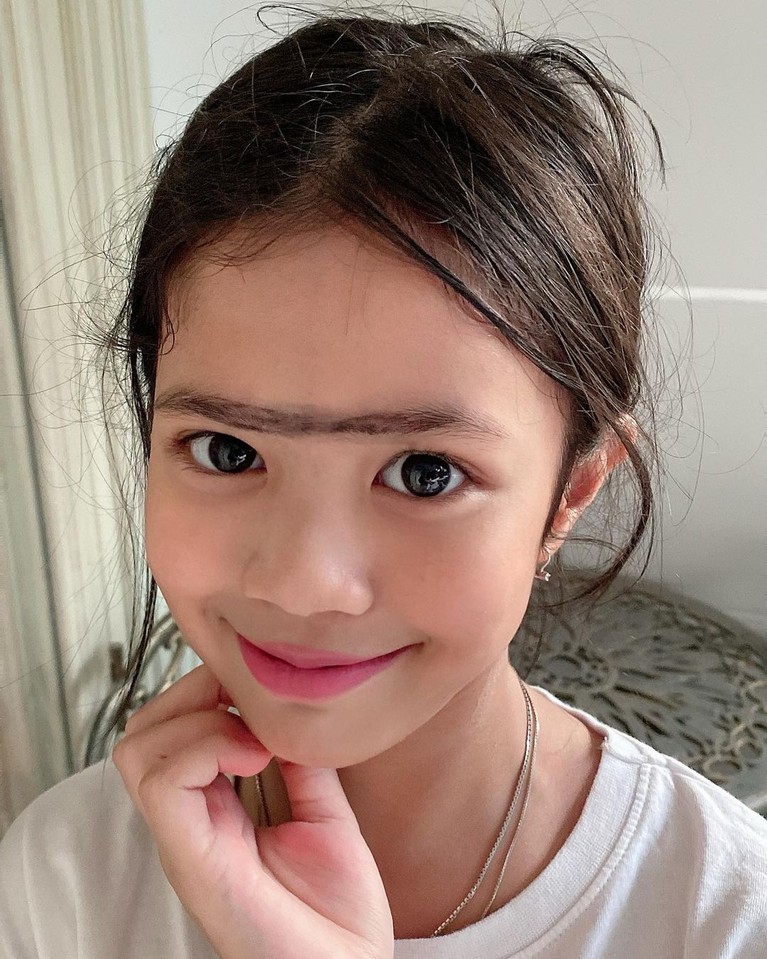 Makin Cantik dan Modis, 10 Transformasi Safeea Anak Ahmad Dhani dan Mulan Putri pertama Ahmad Dhani dan Mulan Jameela, Safeaa Ahmad kini telah beranjak remaja. Terlihat makin modis dan stylish berikut transformasi nya!