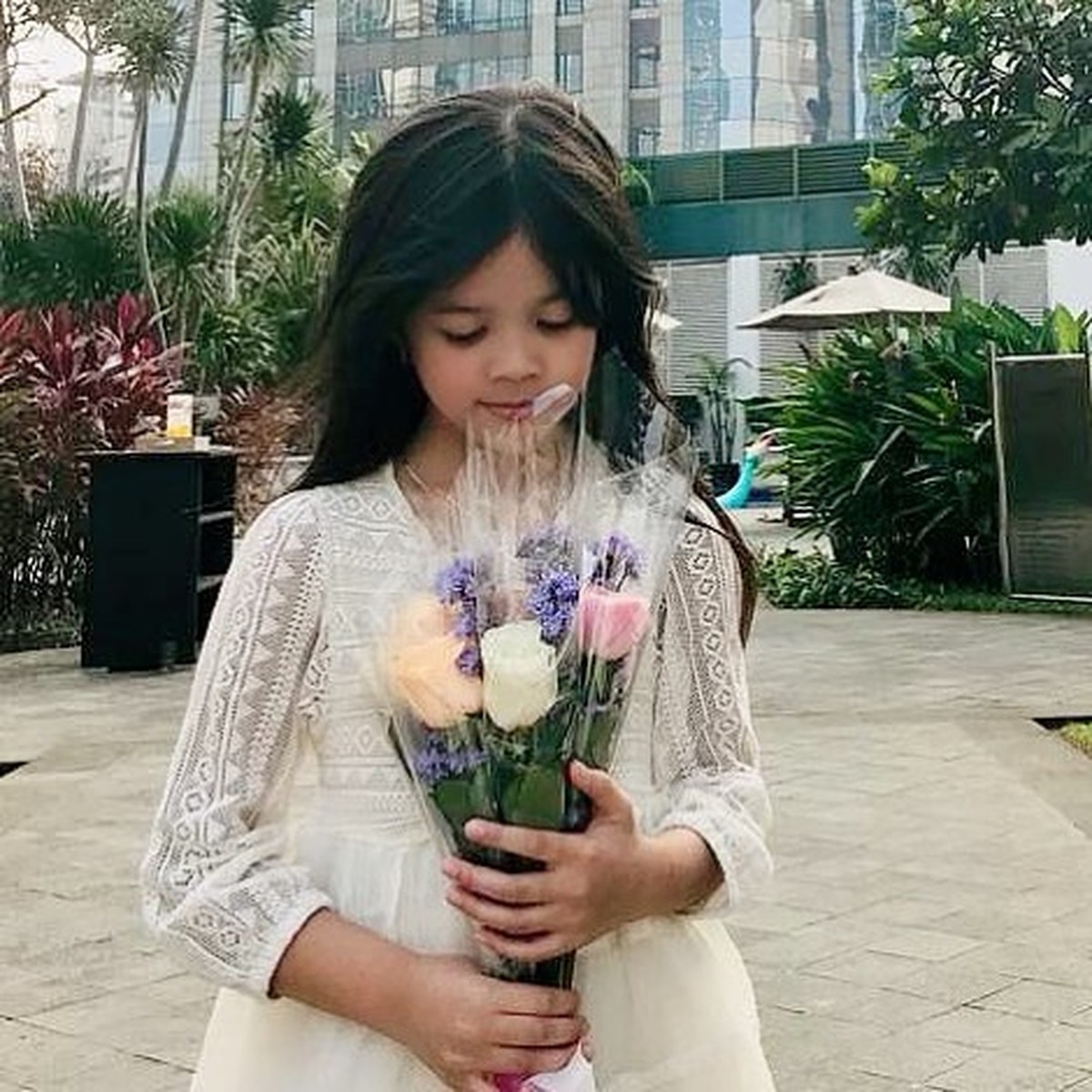 Putri pertama Ahmad Dhani dan Mulan Jameela&comma; Safeaa Ahmad kini telah beranjak remaja&period; Terlihat makin modis dan stylish berikut transformasi nya&excl;