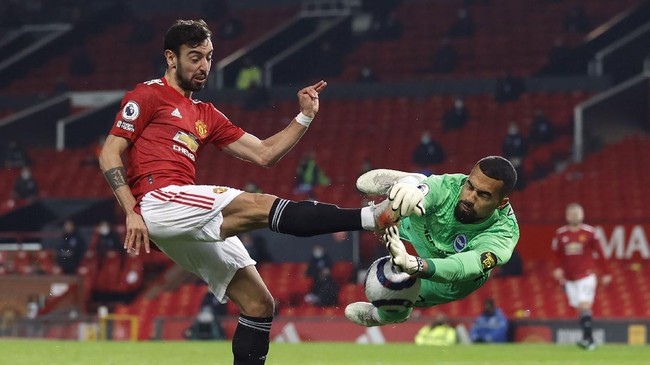 Gelandang asal Portugal Bruno Fernandes diklaim mengajukan syarat aneh agar memperpanjang kontrak di Manchester United.