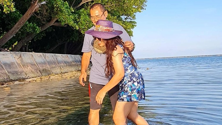 Momen Manis Liburan Mayangsari dan Keluarga Tercinta Mayangsari baru saja mengunggah momen liburan bersama keluarga tercintanya. Yuk intip momen liburan mayangsari!