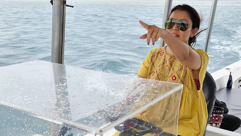 Mayangsari baru saja mengunggah momen liburan bersama keluarga tercintanya. Yuk intip momen liburan mayangsari!