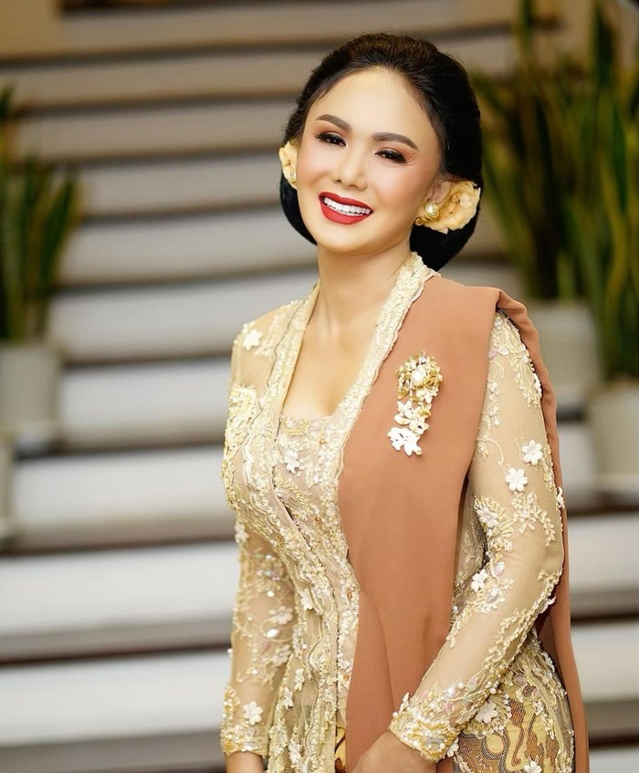 Yuni Shara, hadir sebagai keluarga dari ibu kandung Aurel Hermansyah, Krisdayanti. Dia mengenakan kebaya kutu baru rancangan Dwi Purnomo Sikie/Sumber/Instagram/yunishara36.