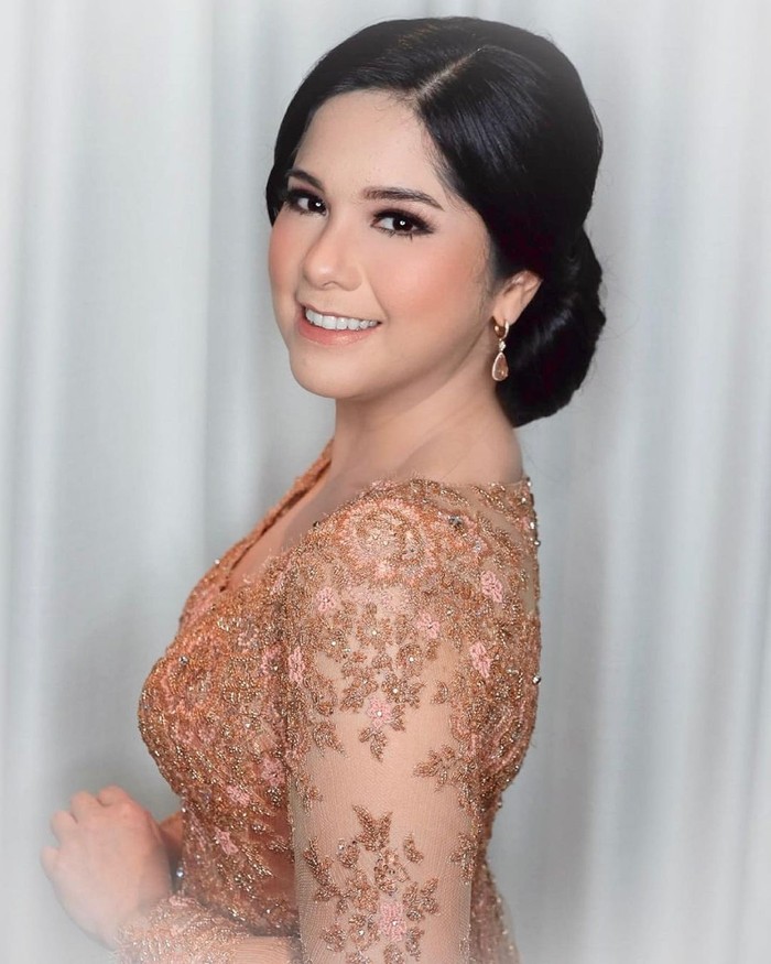 Annisa Yudhoyoni hadir dengan kebaya berwarna rosegold rancangan Vera Anggraini, lengkap dengan sanggul yang membuatnya makin anggun/Sumber/Instagram/annisayudhoyono.