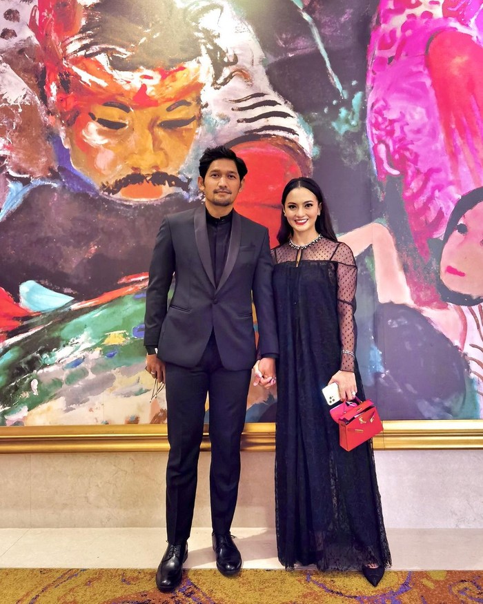 Pasangan menikah baru Ririn Ekawati hadir ke kondangan Aurel-Atta bersama suaminya, Ibnu Jamil. Mereka kompak mengenakan pakaian bernuansa hitam/Sumber/Instagram/ririnekawati.
