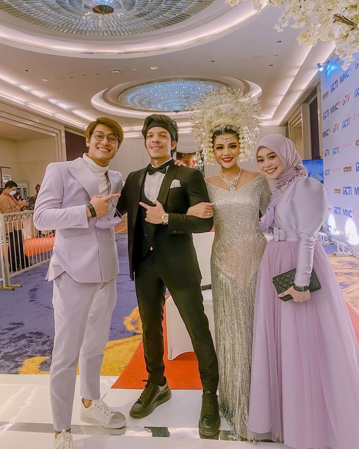 Lesty Kejora hadir bersama kekasihnya Rizky Billar ke pernikahan Atta-Aurel. Mereka kompak memakai dress dan setelan jas berwarna lilac/Sumber/Instagram/lestykejora.