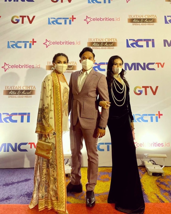 Ayu Ting Ting hadir bersama dua rekannya, Anwar BAB dan Iis Dahlia. Ayu memakai gaun bertema India rancangan dari Ghea Fashion Studio/Sumber/Instagram/ayutingting92.