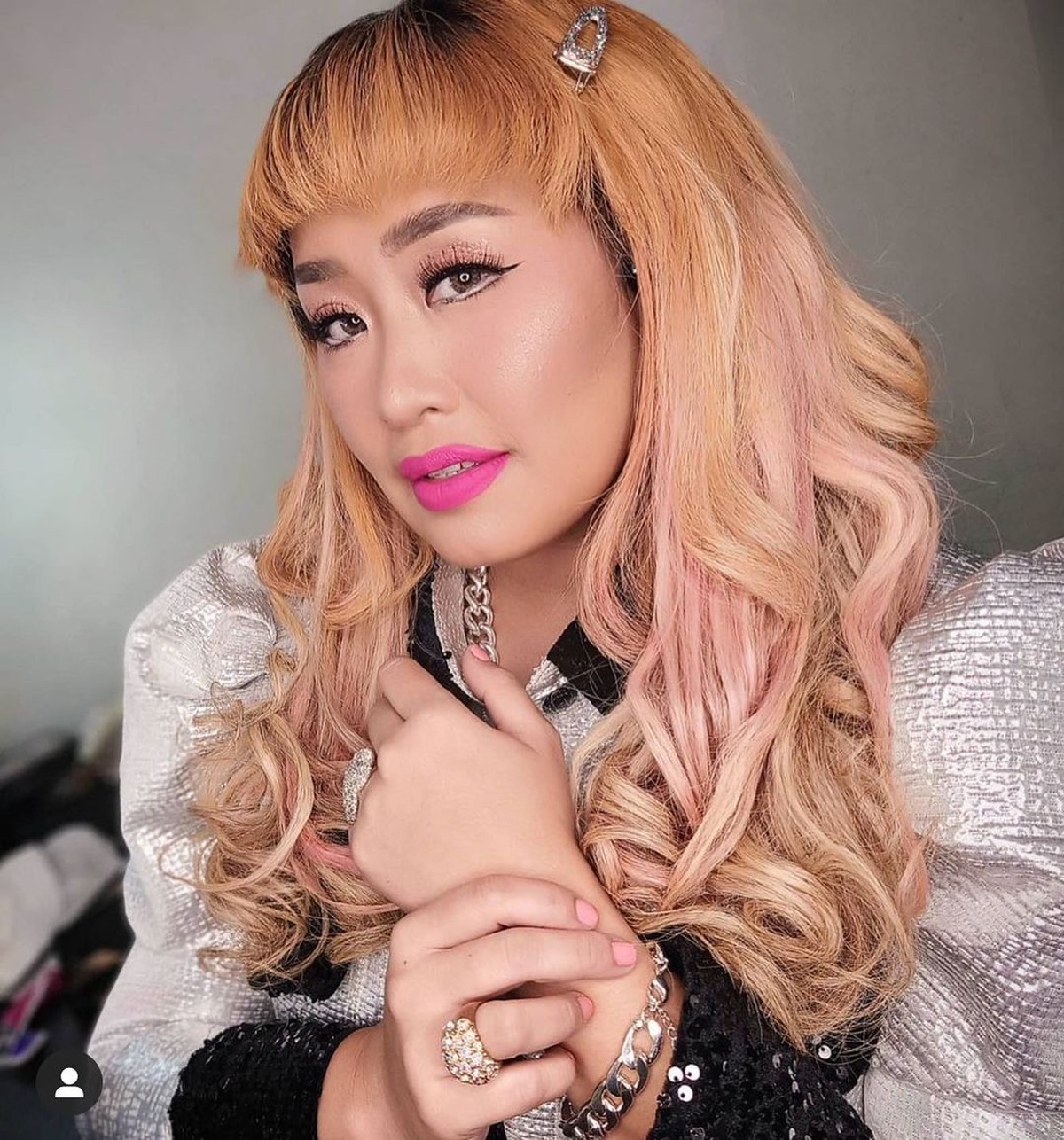 Tak sering muncul di TV&comma; Pinkan Mambo membuat heboh netizen karena ia menjual barang seisi rumahnya&period; Berikut potret Pinkan Mambo&excl;