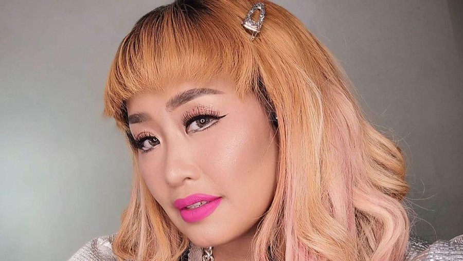 Tak sering muncul di TV, Pinkan Mambo membuat heboh netizen karena ia menjual barang seisi rumahnya. Berikut potret Pinkan Mambo!