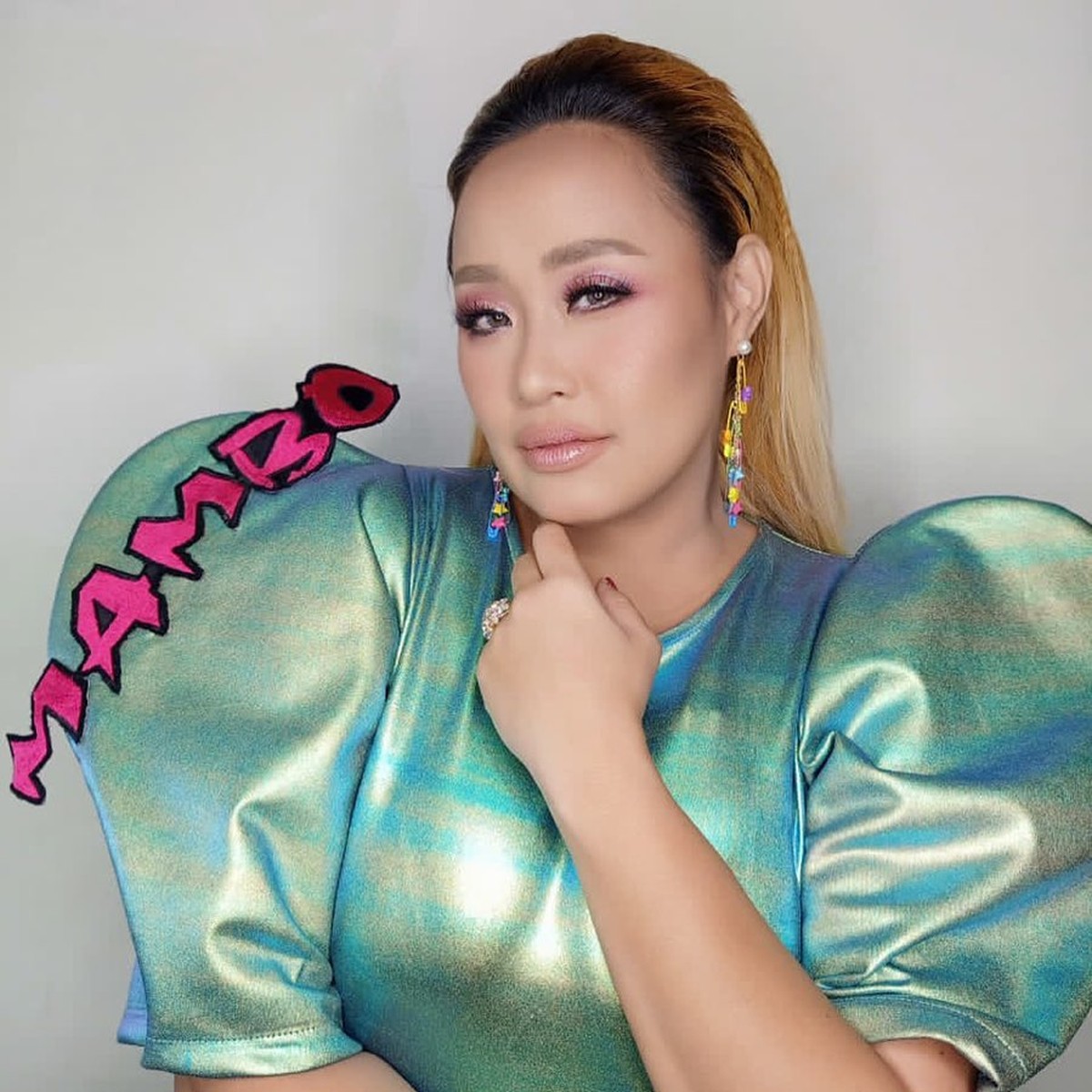 Tak sering muncul di TV&comma; Pinkan Mambo membuat heboh netizen karena ia menjual barang seisi rumahnya&period; Berikut potret Pinkan Mambo&excl;