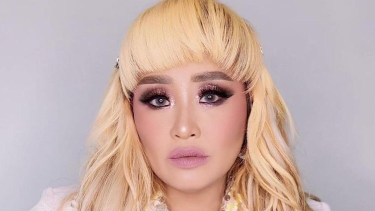 Potret Pinkan Mambo yang Sempat Terlilit Hutang dan Kini Menjual Barang Seisi Rumahnya Tak sering muncul di TV, Pinkan Mambo membuat heboh netizen karena ia menjual barang seisi rumahnya. Berikut potret Pinkan Mambo!