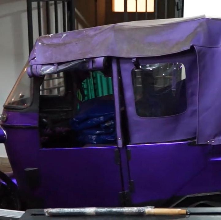 <p>Saat memasuki gerbang, terlihat mobil-mobil mewah Atta Halilintar yang berjejer. Selain mobil, terlihat juga sebuah bajaj berwarna ungu. (Foto: YouTube SULE Channel)</p>