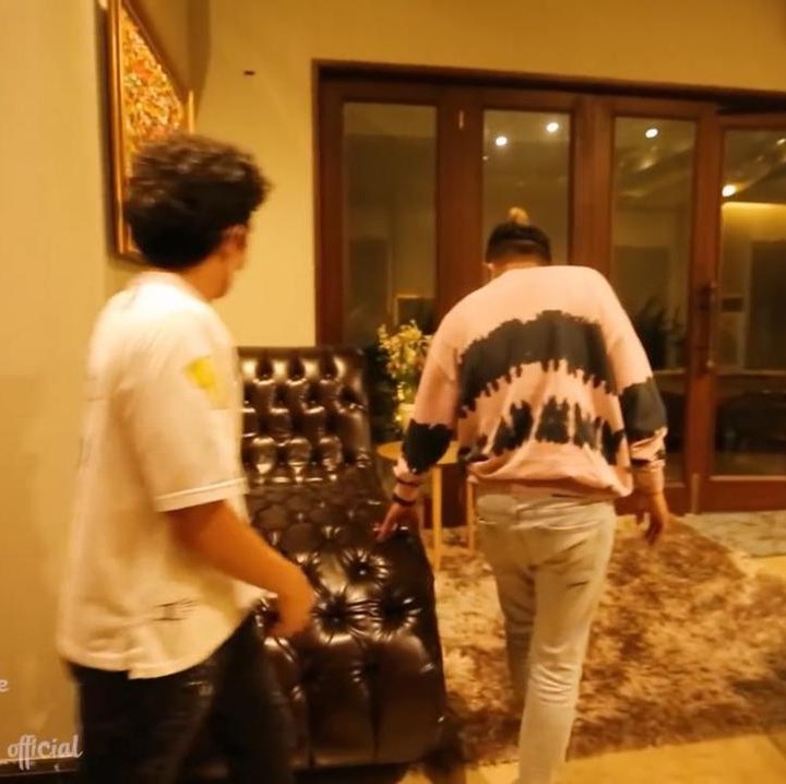 <p>Di ruang keluarga, terdapat sebuah kursi dari kulit berwarna coklat. Kursi itu nantinya akan Atta gunakan untuk bersantai dan membaca buku. (Foto: YouTube SULE Channel)</p>