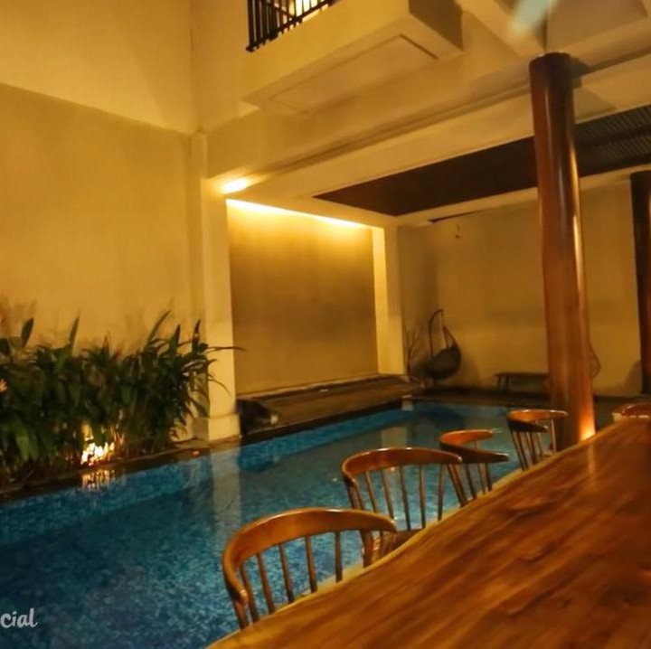 <p>Rumah mewah Atta dan Aurel rasanya kurang lengkap tanpa kolam renang ya, Bunda? Kolam renang ada di dalam rumah lho! (Foto: YouTube SULE Channel)</p>