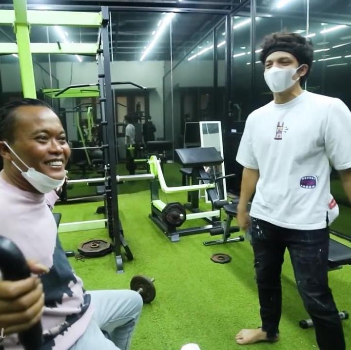 <p>Karena hobi berolahraga, Atta Halilintar tak lupa melengkapi rumahnya dengan area gym, Bunda. Tapi, kata Atta, gym-nya masih dalam tahap penyempurnaan. (Foto: YouTube SULE Channel)</p>
