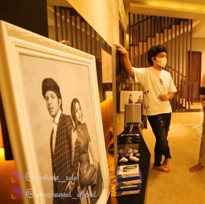 <p>Hampir di setiap ruangan, Atta Halilintar memajang foto berdua Aurel Hermansyah nih, Bunda. Atta juga mengaku sudah menyiapkan 15 kamar untuk 15 orang anaknya kelak. <em>Wow!</em> (Foto: YouTube SULE Channel)</p>