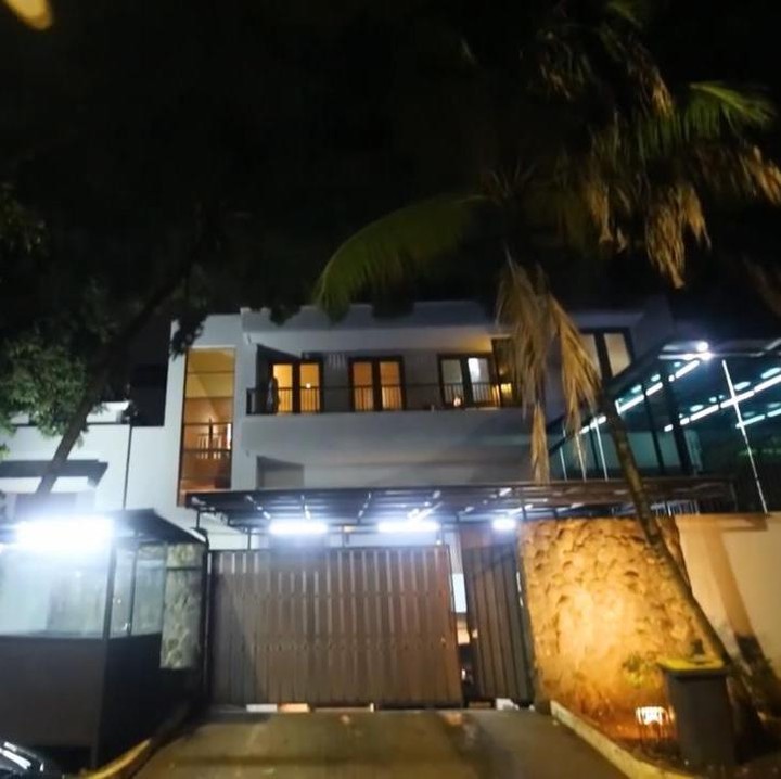 <p>Rumah Atta Halilintar dan Aurel Hermansyah tergolong mewah, Bunda. Pagar rumahnya pun dibuat tinggi dari kayu. Di bagian depannya juga terlihat pos sekuriti. (Foto: YouTube SULE Channel)</p>