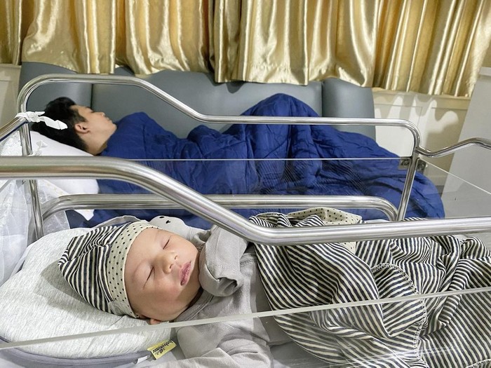 Ukkasya Muhammad Syahki lahir pada Selasa, 30 Maret 2021 melalui operasi caesar. Ukkasya lahir dengan berat 3,4 kg dalam keadaan sehat walafiat. (Foto: instagram.com/ukkasyahki/)