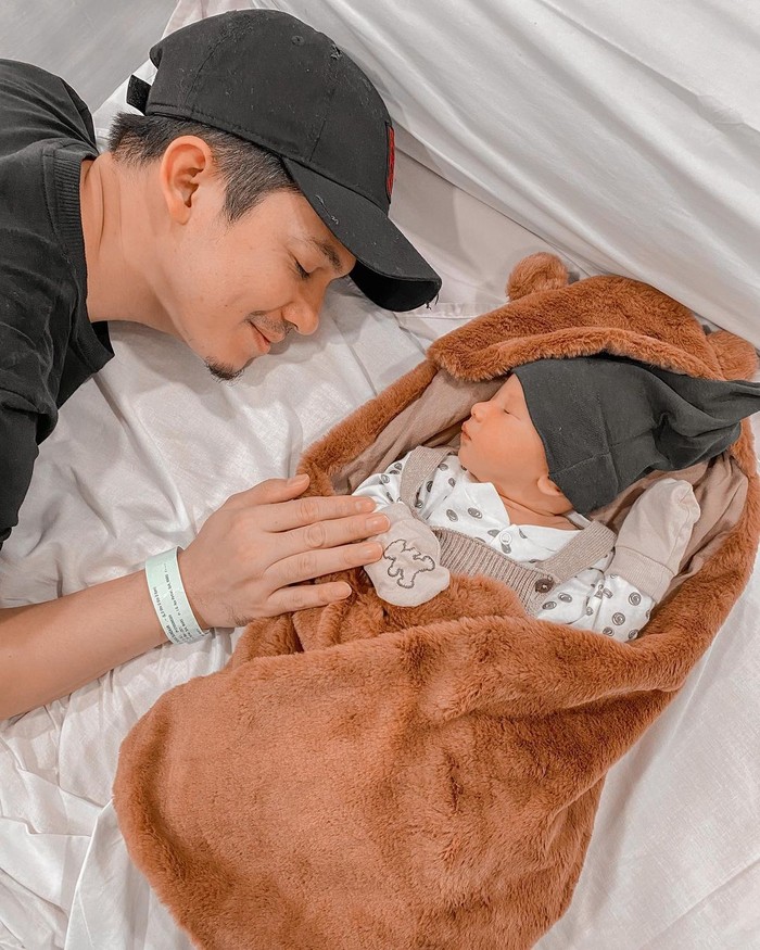 Banyak yang mengungkapkan Ukkasya memiliki wajah yang mirip dengan sang Ayah, Irwansyah, mulai dari bentuk wajah, hidung dan bibir. Beberapa kali Irwansyah mengunggah potretnya bersama sang buah hati dengan pose serupa. (Foto: instagram.com/ukkasyahki/)