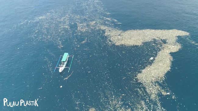 Krisis pencemaran laut oleh sampah plastik jadi inspirasi Visinema Pictures, Kopernik, Akarumput, dan Watchdoc untuk membuat sebuah dokumenter.