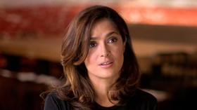 Salma Hayek Ketika Kena Covid-19: Lebih Baik Mati di Rumah