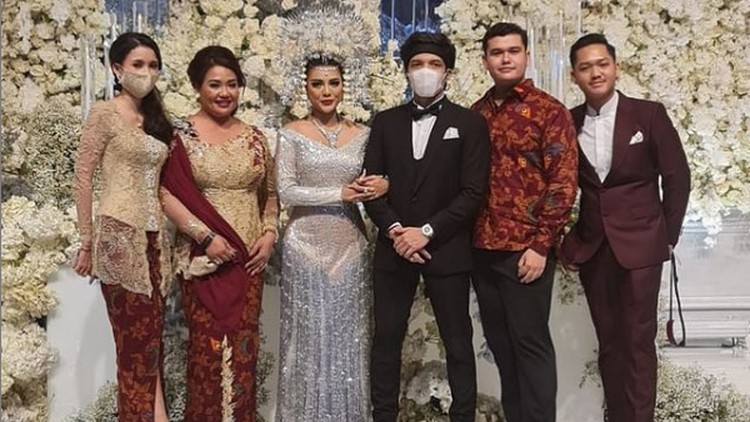Sarah Menzel Penampilan Sarah Menzel kekasih Azriel di pernikahan Aurel Hermansyah dan Atta Halilintar.