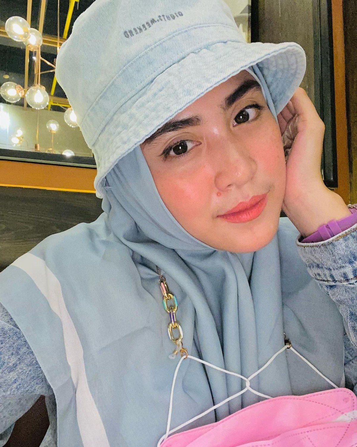 April Jasmine&comma; istrid Ustad Solmed mendadak viral atas unggahan video di aplikasi TikTok miliknya&period; Berikut sosok April Jasmine&excl;
