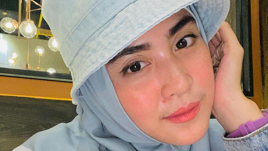 April Jasmine, istrid Ustad Solmed mendadak viral atas unggahan video di aplikasi TikTok miliknya. Berikut sosok April Jasmine!