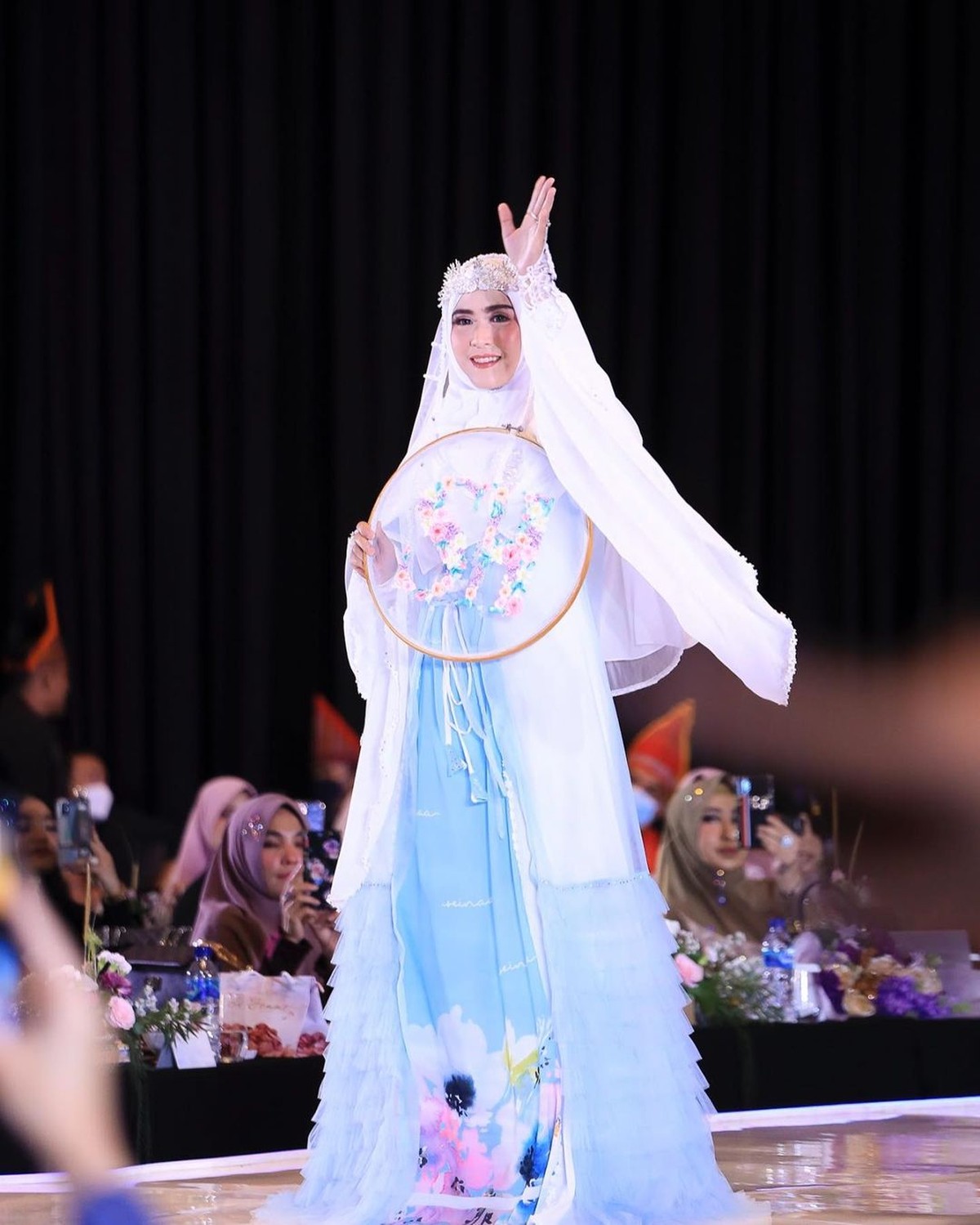 April Jasmine&comma; istrid Ustad Solmed mendadak viral atas unggahan video di aplikasi TikTok miliknya&period; Berikut sosok April Jasmine&excl;