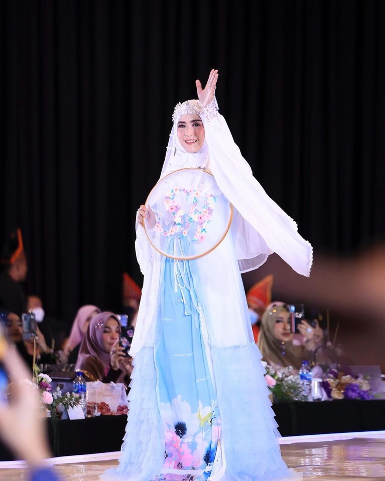 Sosok April Jasmine Istri Ustad Solmed yang Viral di TikTok April Jasmine, istrid Ustad Solmed mendadak viral atas unggahan video di aplikasi TikTok miliknya. Berikut sosok April Jasmine!