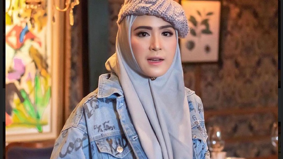 April Jasmine, istrid Ustad Solmed mendadak viral atas unggahan video di aplikasi TikTok miliknya. Berikut sosok April Jasmine!