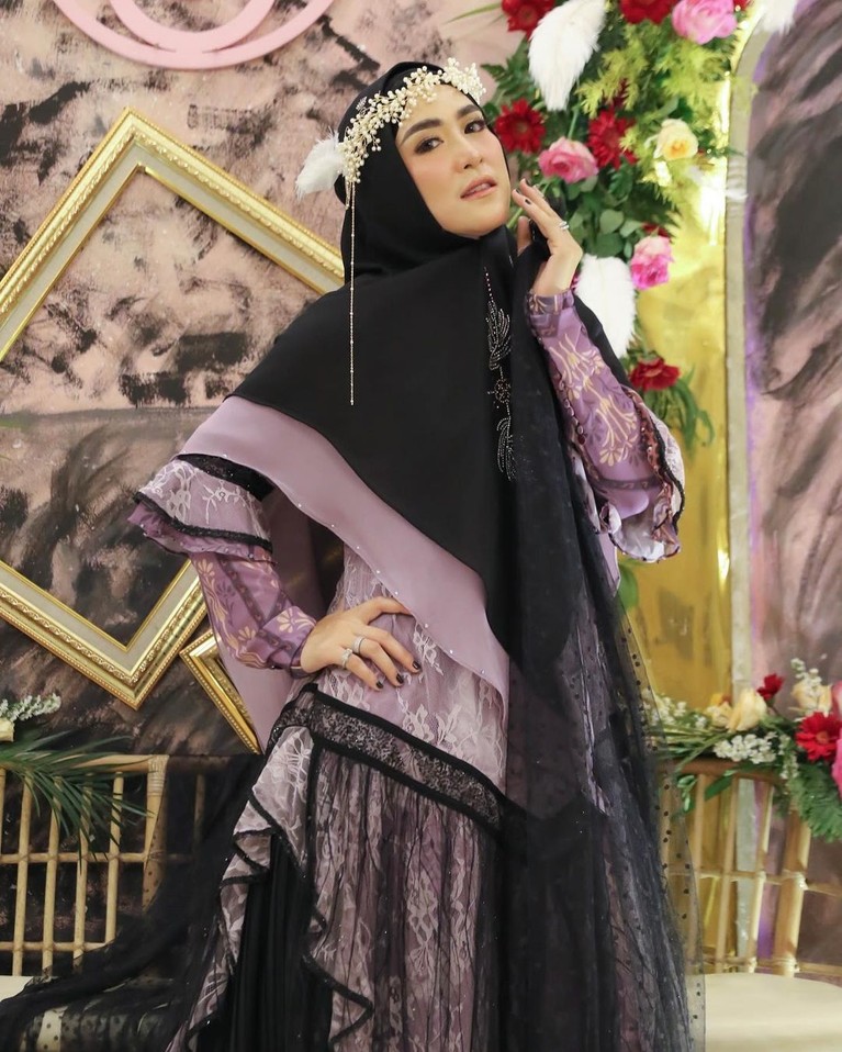 Sosok April Jasmine Istri Ustad Solmed yang Viral di TikTok April Jasmine, istrid Ustad Solmed mendadak viral atas unggahan video di aplikasi TikTok miliknya. Berikut sosok April Jasmine!