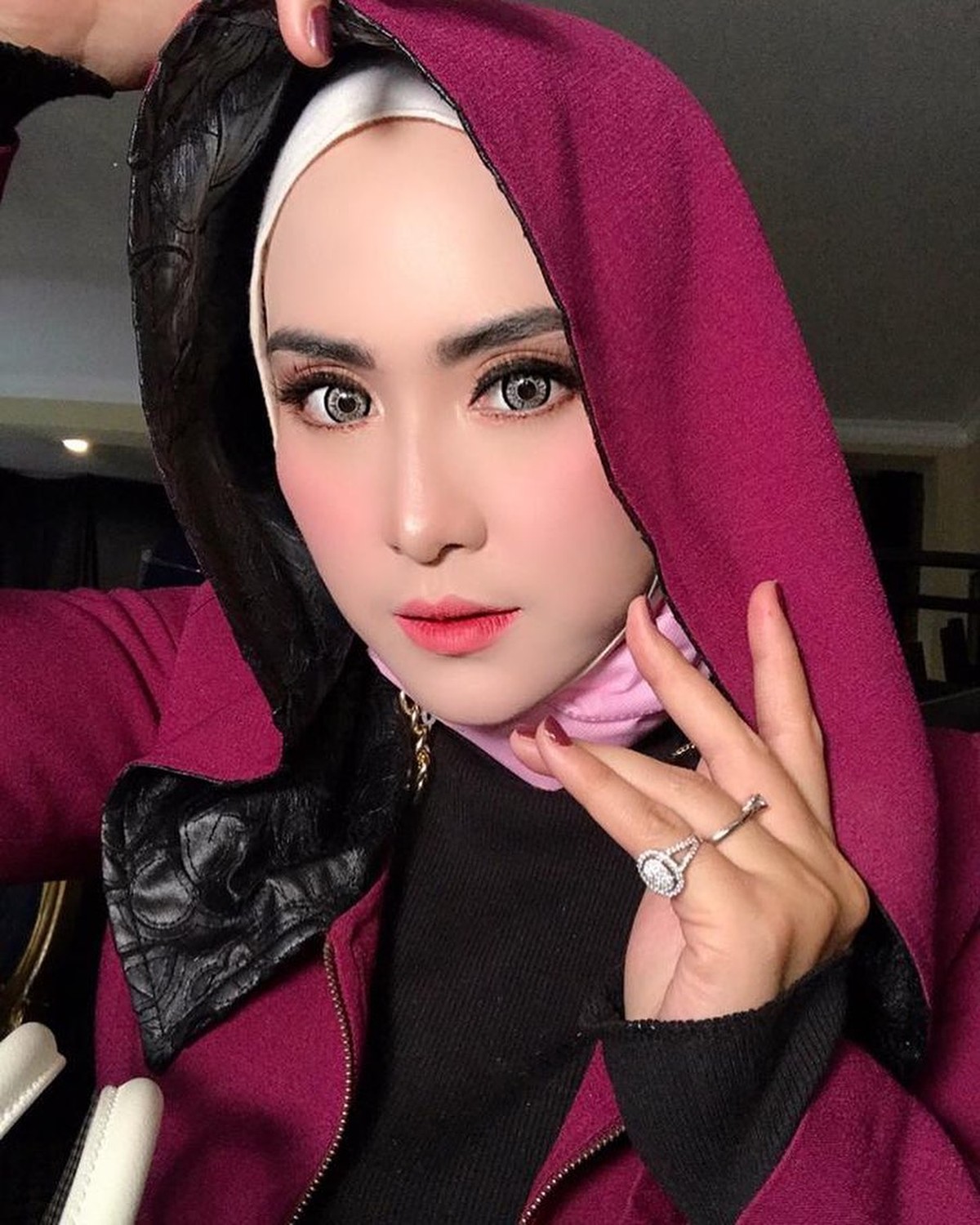 April Jasmine&comma; istrid Ustad Solmed mendadak viral atas unggahan video di aplikasi TikTok miliknya&period; Berikut sosok April Jasmine&excl;