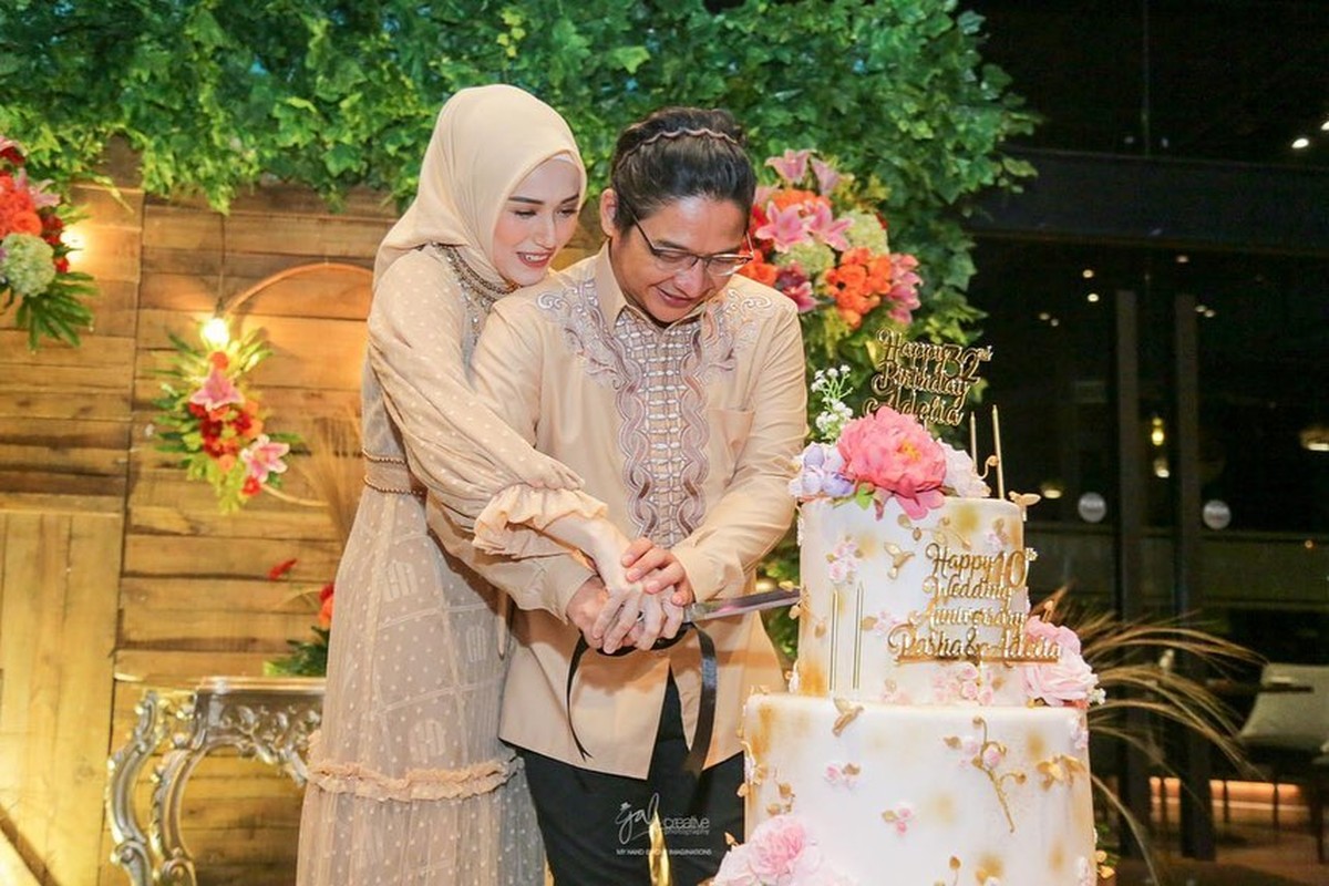 Pasha dan Adelia baru saja merayakan anniversary pernikahan mereka ke 10 Tahun&period; Yuk intip momen sweet mereka berdua&excl;