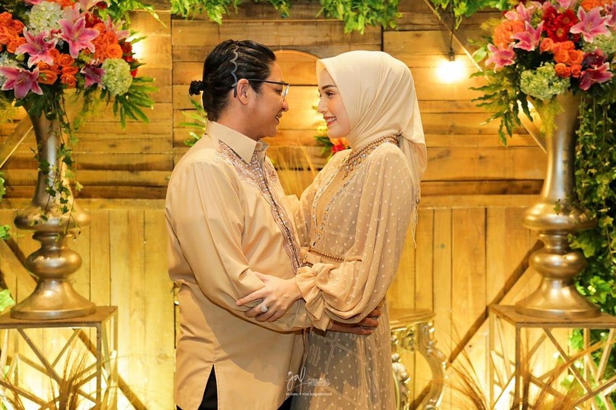Pasha dan Adelia baru saja merayakan anniversary pernikahan mereka ke 10 Tahun&period; Yuk intip momen sweet mereka berdua&excl;