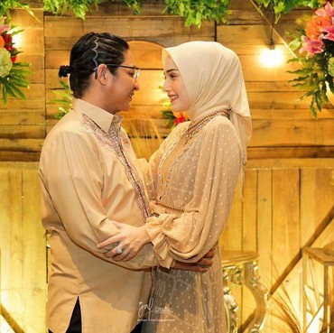 Manis Banget! 10 Potret Pasha dan Adelia Rayakan Anniversary Pernikahan
