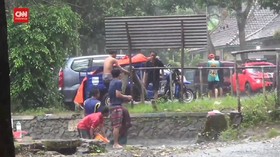 VIDEO: Tradisi Cuci Karpet Masjid Jelang Ramadan di Pasuruan