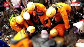 VIDEO: Tim SAR Temukan Korban Banjir NTT Tertimbun Lumpur