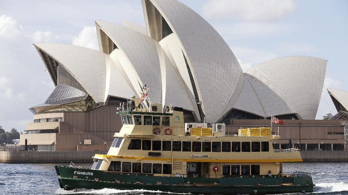 Australia New Zealand Travel Bubble A ferry sails past the Opera House in Sydney, Australia, Tuesday, April 6, 2021. New Zealand announced the start date for a long-anticipated travel bubble between Australia and New Zealand that will allow people to travel between the two countries without going through quarantine, allowing families to reunite and giving a big boost to the struggling tourism industry will begin April 19. (AP Photo/Rick Rycroft)