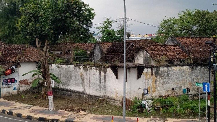 bangunan bekas penjara militer yang angker di Jalan Ahmad Yani.