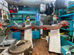 Belut Raksasa Langka 3,6 Meter Ini Ludes Diburu Pembeli