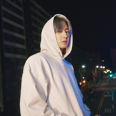 Chanyeol EXO Jalan-jalan Malam Sendirian di MV 'Tomorrow'