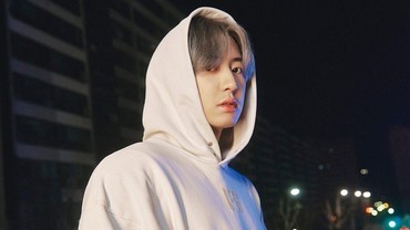 Chanyeol EXO Jalan-jalan Malam Sendirian di MV 'Tomorrow'
