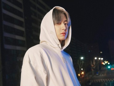 Chanyeol EXO Jalan-jalan Malam Sendirian di MV 'Tomorrow'