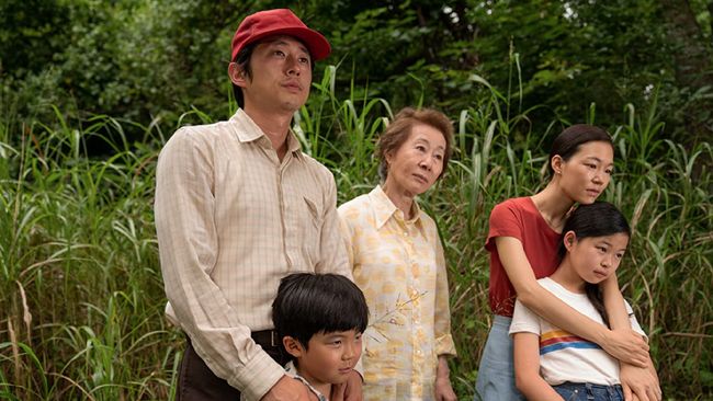 Setelah Youn Yuh-jung menyumbang satu piala Oscar untuk Minari, film tersebut diprediksi berjaya di tuan rumah, Korea Selatan.