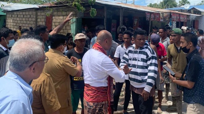 Gubernur NTT Viktor Laiskodat melakukan peninjauan ke lokasi terdampak bencana cuaca ekstrem di provinsi itu, dari mulai Kabupaten Kupang hingga Malaka.