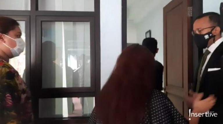 Inilah Penampakan Mediasi Thalita Latief dan Dennis Lyla Setelah sidang perdana, hari ini Selasa (6/4) Thalita Latief dan Dennis Lyla melaksanakan mediasi. Inilah penampakan mediasi Thalita Latief dan Dennis Lyla!