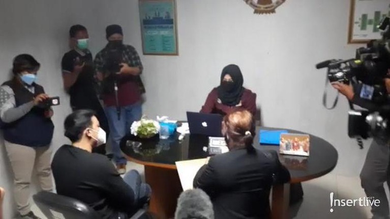 Setelah sidang perdana, hari ini Selasa (6/4) Thalita Latief dan Dennis Lyla melaksanakan mediasi. Inilah penampakan mediasi Thalita Latief dan Dennis Lyla!