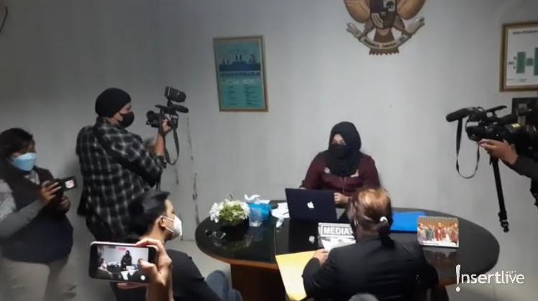 Inilah Penampakan Mediasi Thalita Latief dan Dennis Lyla Setelah sidang perdana, hari ini Selasa (6/4) Thalita Latief dan Dennis Lyla melaksanakan mediasi. Inilah penampakan mediasi Thalita Latief dan Dennis Lyla!