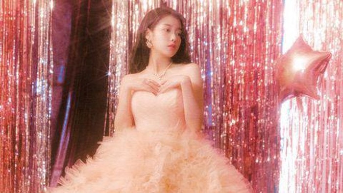 Sederet Gaun yang Membuat IU Tampak Seperti Keluar dari Negeri Dongeng