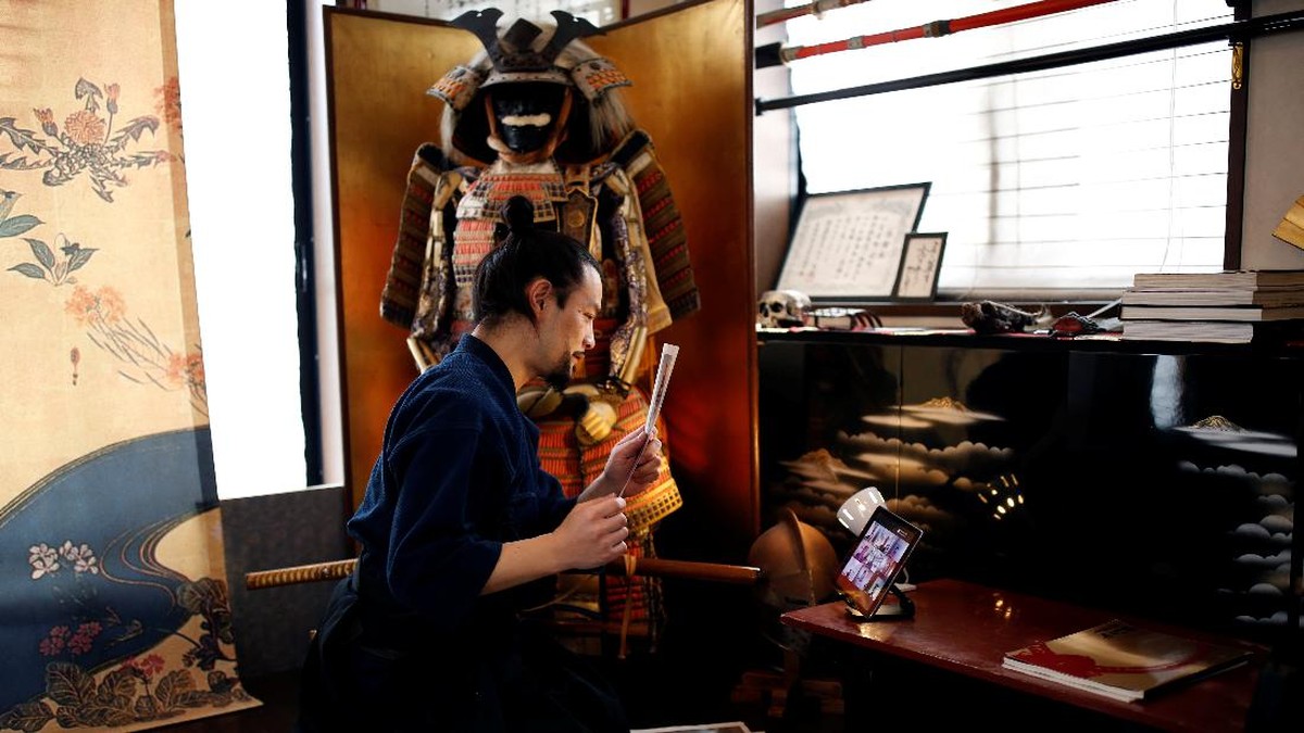 FOTO: Mengintip Kelas Online Seni Samurai di Jepang